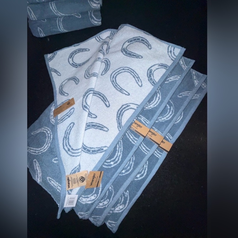NEW WRANGLER REVERSIBLE
BLUE WHITE HORSESHOE PRINT BATH TOWEL 28x52 Quick Dry - Picture 2 of 10